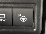 【リモート機能つきアドバンストパーク】専用スマートフォンアプリの使用で、車外から遠隔駐車・出庫が可能な先進機能。広い場所で乗り降りしたい時に便利です♪