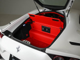 カーペットカラーには「Nuovo Rosso 592」を採用し、足元まで美しいレッドで統一された見事なカラーコーディネートです。