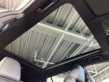 【パノラマルーフ】大型のガラスルーフ搭載で車内の解放感が一気にアップ!開放的なドライブをお楽しみいただけます。