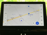 スムーズなカーナビゲーションをサポート。目的地設定も簡単で、長距離ドライブも安心です。高精細な地図表示で、道に迷う心配もありません。