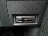 運転席から手の届く位置に ETC2.0付いております。高速道路の料金所もスムーズに通過できますよ♪