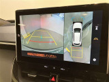 【パノラミックビューモニター】映像で、見づらい車両周辺の確認をアシスト。クルマを真上から見ているような映像を表示。 運転席から確認しにくい車両周囲の状況を把握。