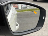 後側方の車両を検知してドライバーへ注意を促すレーンチェンジアシストを装備。