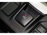 電動パーキングブレーキを採用。指で軽く引き上げればパーキングブレーキが掛かり、押すと解除ができます。