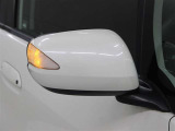 サイドターンランプ付きドアミラー。車両のドレスアップと右左折時の被視認性を兼ね備えたお洒落なミラーです。