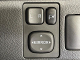 【電動格納ミラー】サイドミラーは電動格納式となっており、狭い駐車場でもキズがつくリスクを抑えられます。