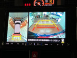 【パノラマモニター】 上から見下ろしたような映像が、運転の不安を軽くします。