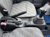 5速マニュアル車です☆パーキングレバー横に2WD/4WD切替レバーが装備されています☆