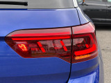 LEDテールランプ。ウィンカーには流れる様に点滅する「ダイナミックターンインジケーター」を装備。後続車からの視認性に貢献します。