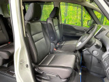運転席まわりには十分なスペースがあり、大柄な方でもゆったり運転していただける環境です。