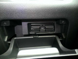 運転席から手の届く位置に ETC車載器付いております。高速道路の料金所もスムーズに通過できますよ♪