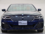 【キドニーグリル】BMWの代名詞。一目見ただけでBMWであると認識できる確固たるアイコンとして存在感を放ちます。