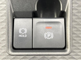 【電動パーキングブレーキ】パーキングブレーキは便利な電動式!ボタン一つで操作でき、アクセルを踏めば自動で解除されます♪レバーやペダルが無いので運転席廻りもすっきりしますね♪