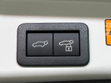 【パワーバックドア】スマートキーや運転席のボタンを押すだけでリアゲートが自動で開閉します!荷物を持っている時や、高い位置にあるバックドアを閉める際に便利な機能です♪