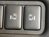 【両側スライドドア】駐車場で隣の車との間隔が狭く乗りにくい時、スライドドアなら安心!ドアオープン時も幅を取らず、開口部が広いので乗り降りがとっても簡単です。大きな荷物の出し入れも後席から可能♪