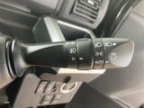 操作しやすい位置に配置されたレバーで、スムーズな合図操作が可能です。安全運転をサポートする、頼れる機能です。