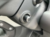 【電動ステアリングコラム】シートメモリーと合わせて使用すると複数人運転する場合は、お好きなポジションを記憶する事ができます。細かな調節も可能なため、ストレスなく運転が出来ます。