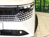 【LEDヘッドライト】悪天候や夜間走行時も良好な視界を確保し安心して運転できる高輝度LEDヘッドライトを装備!点灯速度が早く、消費電力も抑えられています。