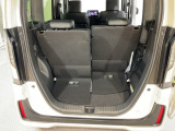 後席のシートをスライドさせると荷室空間を広げられます