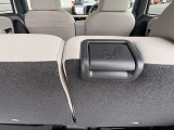トランク側からも後席のスライドができます☆荷物が多い時などは前にシートをスライドすれば、トランクルームを広々お使いいただけます♪