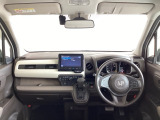 運転席は、大きな座面と包み込むような背もたれがドライバーの身体全体をしっかり支えます。上質なシート素材と座り心地のよいクッションを採用し、長時間の運転やコーナーの多い道も快適です