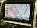 鮮明な地図表示で、スムーズなナビゲーションを実現。目的地までの最適なルートを案内します。運転に集中できる環境を提供します。