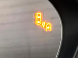 【ブラインドスポットモニタリング】走行中、ドアミラーの死角になりやすい箇所に後続車が接近するとサイドミラー付近に警告を表示、ドライバーに注意喚起をしてくれます。