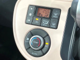 【オートエアコン】一度お好みの温度に設定すれば、車内の温度を検知し風量や温度を自動で調整。暑い&hellip;寒い&hellip;と何度もスイッチ操作をする必要はありません。快適な車内空間には必須の機能ですね♪