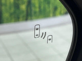 【ブラインドスポットモニター】走行中、ドアミラーの死角になりやすい箇所に後続車が接近するとサイドミラーのレンズに警告を表示!ドライバーに注意喚起をしてくれます。