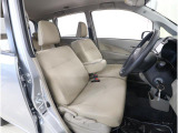 運転席シートは、座り心地に配慮した座面構造を採用しています。近場の移動から長めの運転まで、快適な姿勢を保ちやすいシートです。
