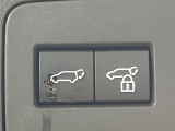 【パワーバックドア】スマートキーや運転席のボタンを押すだけでリアゲートが自動で開閉します!荷物を持っている時や、高い位置にあるバックドアを閉める際に便利な機能です♪