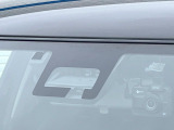 【スズキ セーフティサポート】走行中に前方の車両等を認識し、衝突しそうな時は警報とブレーキで衝突回避と被害軽減をアシスト。より安全にドライブをお楽しみいただけます。