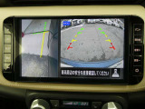 ギアを『R』に入れた後、カメラボタンを押すと、運転席から見えない左側面をナビ画面にうつしてくれるので、幅寄せや縦列駐車がし易くなります。