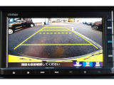 シフトレバーをリバース(バック)に入れるとナビ画面に自動でリアビューが映し出されます。運転が苦手な方、狭い車庫入れ等をサポートさせていただきます☆