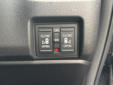 運転席の手元で両側スライドドアの開閉操作が可能です。