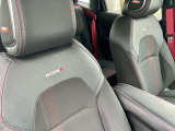 NISMOロゴ入りの専用フロントシートを装備。赤いステッチやアクセントがスポーティな雰囲気を演出し、身体をしっかり支えてくれる形状で、ドライバーの走る気分を高めてくれます!