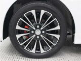 15インチアルミホイール(切削)が装着されています。タイヤサイズ165/55R15