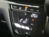 【オートエアコン】車内温度を感知して自動で温度調整をしてくれるのでいつでも快適な車内空間を創り上げます!どの席に座っても快適なドライブが楽しめます♪