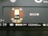周囲の障害物に近づくと、ブザーでお知らせして衝突回避をサポートします。駐車時や狭い道での走行の際に便利です。