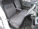 運転席には、シートリフターが付いております☆ 前後のスライドに加えシートの高さも変更出来ますので小柄な女性の方でも運転し易いポジションを取れます♪