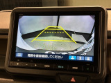 リバースギアに入れるだけで後方の表示へ切り替わります。夜間や雨の日の駐車も楽になりますよ。