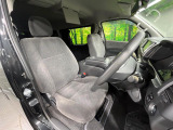 運転席まわりには十分なスペースがあり、大柄な方でもゆったり運転していただける環境です。