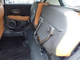 ◆チップアップ&ダイブダウン機構付【ULTR SEAT】は後席座面を左右分割で跳ね上げることができます。トランクで積載できない背の高い荷物をラクラク収納できます。ホンダ車ならではの人気装備です。