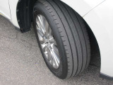 お車のお洒落も足元から!アルミホイール装備でバッチリ!