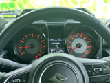 視認性の高いメーターパネルで、速度やエンジン回転数などを確認しやすいです。運転に必要な情報を的確に伝え、安心のドライブを支援します。