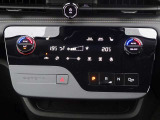 【オートエアコン】運転席と助手席の設定温度をそれぞれ独立して調整できるエアコン独立温度調整機能が搭載されており、後席エアコン吹き出し口も装備しています♪