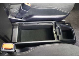 センターコンソールボックスを装備しています。縦にリッドが開くので、運転席からも助手席からも使いやすいデザインです。姿勢を崩さず手の届きやすい場所にある収納は使いやすいですね。