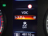 【横滑り防止】ハンドル操作や滑りやすい路面を走行中、横滑りを感知すると自動的に車両の進行を保つよう制御!