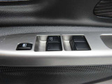 運転席のパワーウインドースイッチ部です。よく触れる場所だからこそ、使用状態があらわれますよね。ぜひこうした所もチェックしてください。