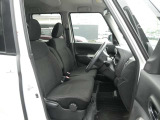 運転席シートには手動式のシートリフター機能が備わっています。